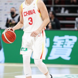 赛事直播-媒体人：刚结束国家队任务 胡明轩就直奔体育总局医院治疗膝伤