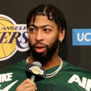 体育品牌-下半场爆发！团队发力湖人收获赛季最大比分胜利